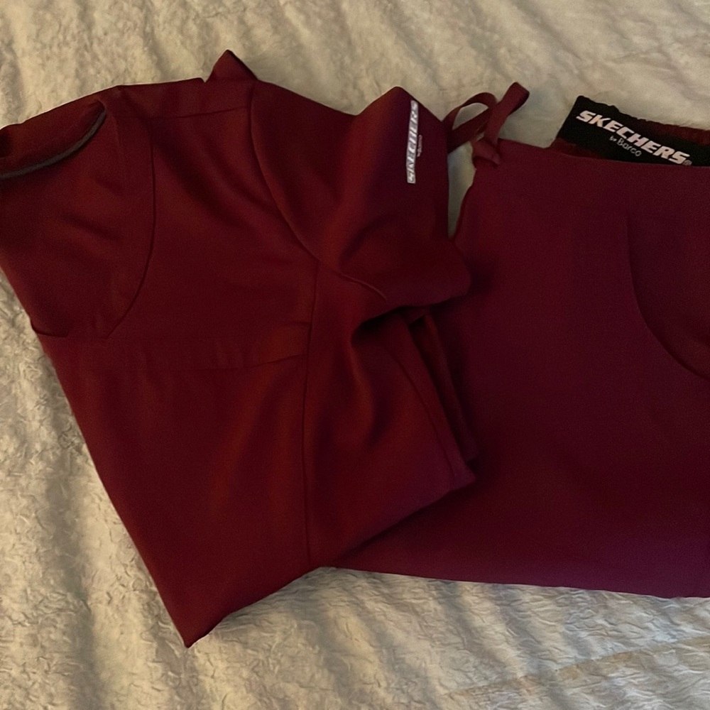 Sketchers scrub set 
Top size XS 
Bottoms size XXS